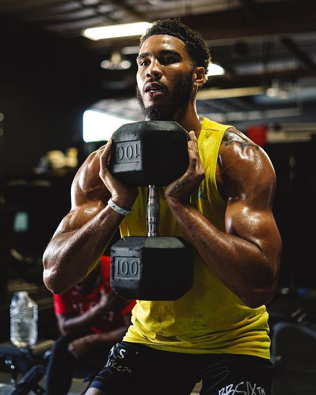 武汉三镇训练开放日，清晨强势反弹引欢呼，欧篮联在即，临场指挥获称赞(武老大徐春桃最新章节)