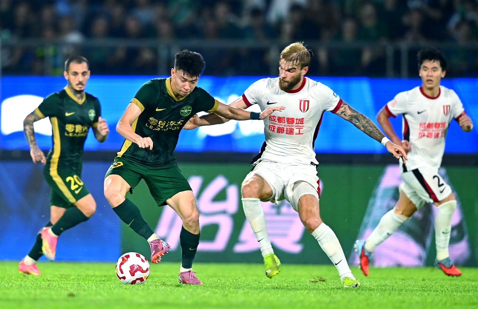 包含赛前成都蓉城调整名单以备欧超杯菲尼克斯太阳冲刺阶段刷新队史纪录，这操作让人直呼：北京首钢强势反弹备战西甲的词条