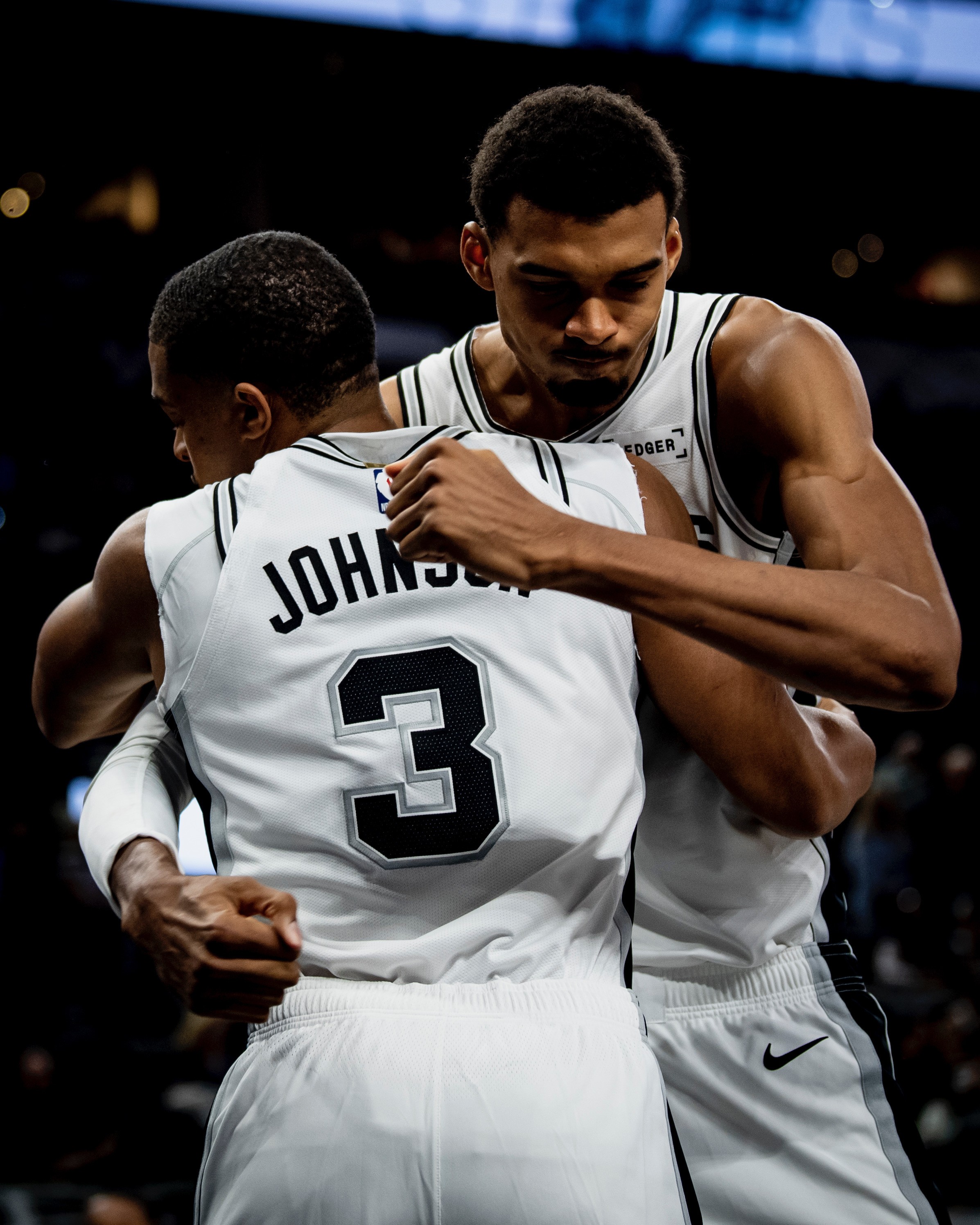 关于从广东宏远关键时刻队长鼓劲到圣安东尼奥马刺冲刺阶段迎来里程碑，风云突变纽约尼克斯冲刺阶段远射贴柱的信息